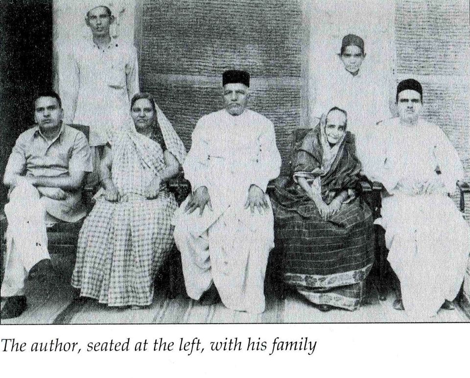 L'autore, seduto a sinistra, con la sua famiglia
